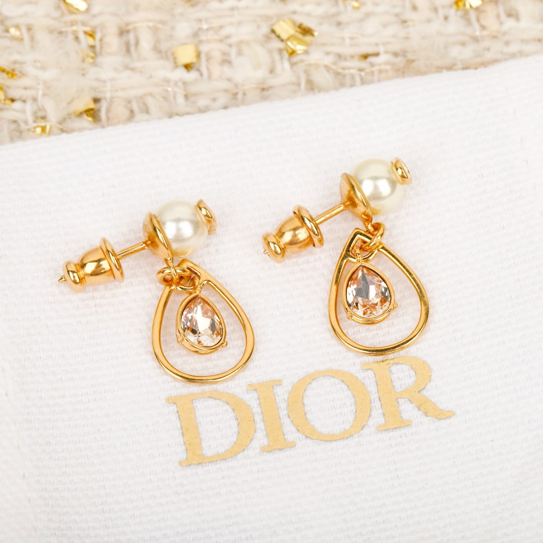 CD Pearl Teardrop Earrings: CD pearl teardrop earrings feature a highly detailed openwork design, making them more than just jewelry; they're like works of art. Wearing them is truly beautiful and ethereal. A wonderful gift for 