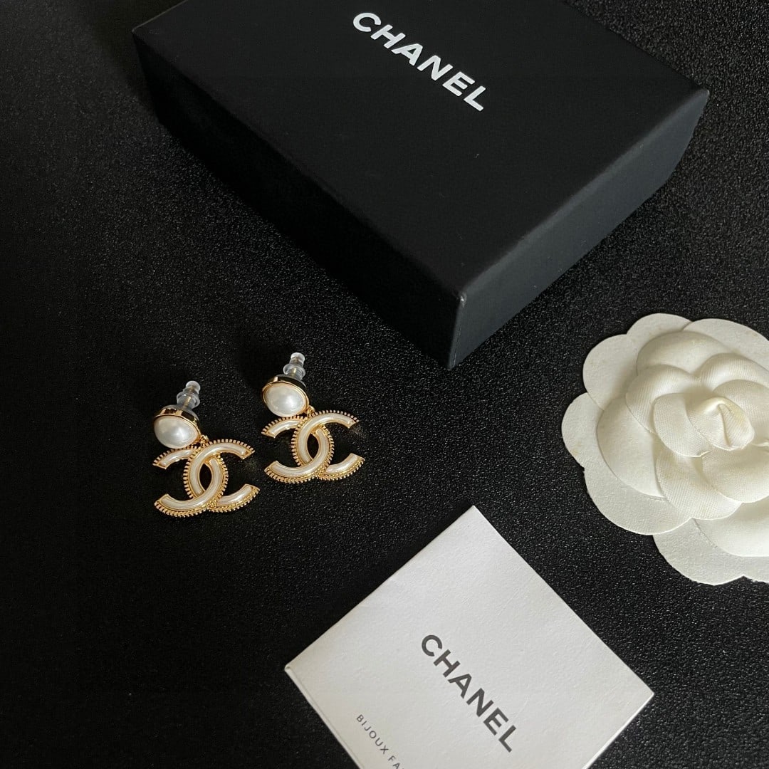Chanel: These vintage Chanel earrings are beautiful, exquisite, and elegant, a wonderful gift for you or your loved one. We offer consoiled shipping for all goods to our domestic and international customers a