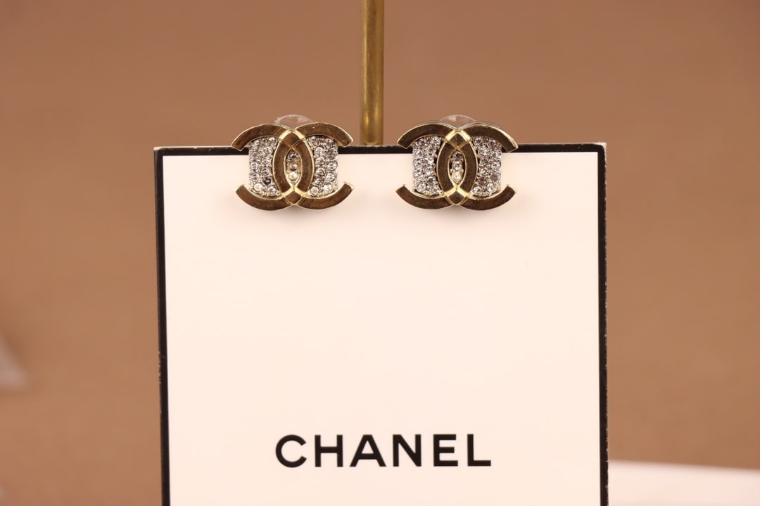 Chanel double C earrings: Chanel double C stud earrings are perfect for everyday wear. A wonderful gift for you or your loved one. We offer consoiled shipment for all goods to our domestic and international customers at afford