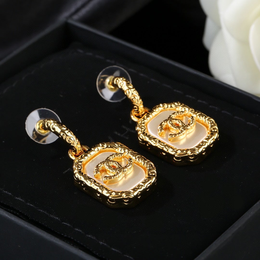 Chanel Vintage Metal Pearl Earrings: Chanel vintage metal and pearl earrings, simple yet elegant. Chanel double C stud earrings. A wonderful gift for you or your loved one. We offer consoiled shipment for all goods to our domestic and in