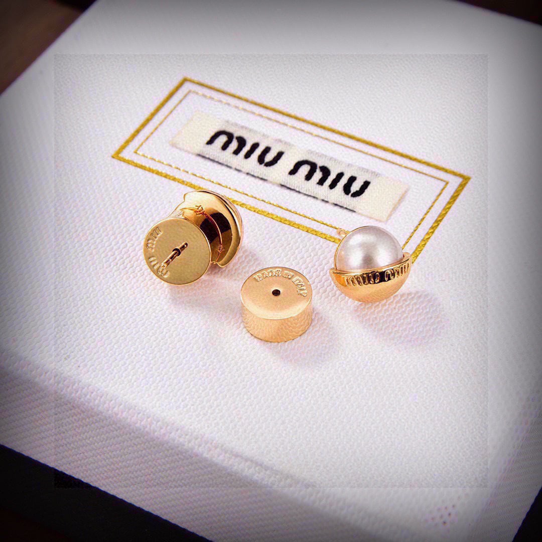 Miu Miu letter stud earrings: Miu Miu letter stud earrings are simple yet beautiful for everyday wear. A wonderful gift for you or your loved one. We offer consoiled shipping for all goods to our domestic and international custome