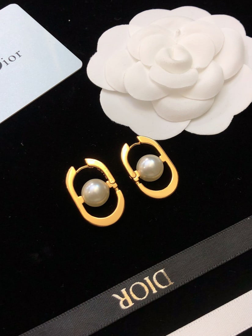 Dior pearl CD earrings: Dior pearl CD earrings, with their classic logo, are simple yet sophisticated, radiating a captivating charm. Their exquisite artistry and unique style perfectly express the wearer's emotions and feel