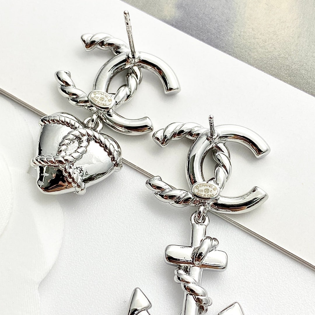 Chanel earrings: Chanel asymmetrical anchor heart rope double C earrings. One side is a heart, the other an anchor rope pattern. The double C anchor heart design is very fashionable, casual, and has a cartoonish feel.