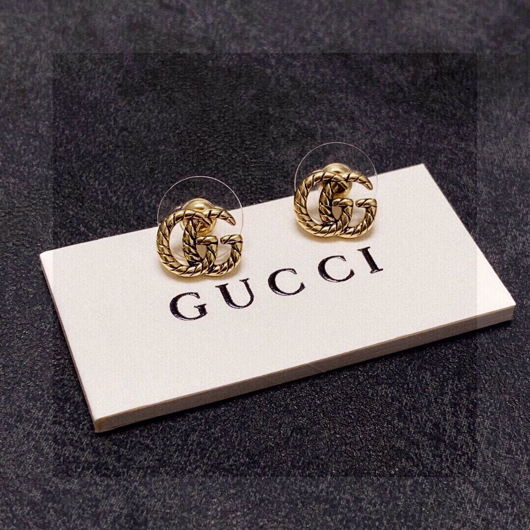 Gucci small earrings: Gucci small stud earrings, simple, versatile, understated luxury, featuring a classic double C design. These timeless sterling silver stud earrings go with everything. A wonderful gift for you or your