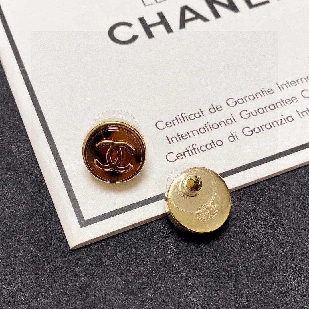 Chanel Double C earrings: Chanel double C stud earrings are incredibly versatile and stylish, perfect for everyday wear. They flatter the face shape and exude elegance and sophistication. Chanel earrings are exquisitely crafte