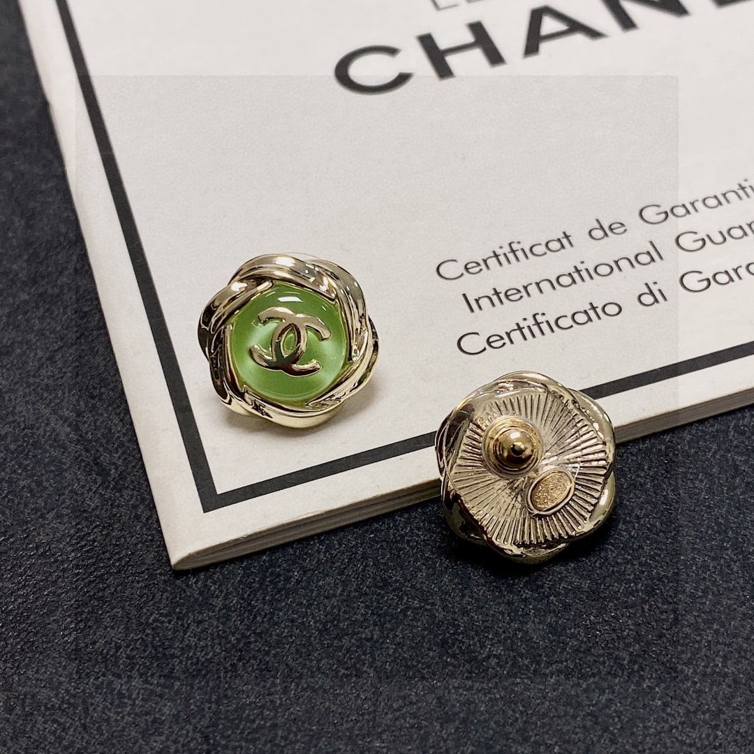 Chanel double C crystal clear purple stud earrings: Chanel's crystal-clear green double-C stud earrings are incredibly versatile and stylish, perfect for everyday wear. They flatter the face shape and exude elegance and sophistication. Chanel earrings 