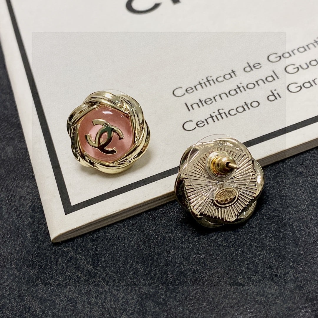 Chanel double C crystal clear pink stud earrings: Chanel double C crystal clear pink stud earrings are incredibly versatile and stylish, perfect for everyday wear. They flatter the face shape and exude elegance and sophistication. Chanel earrings are