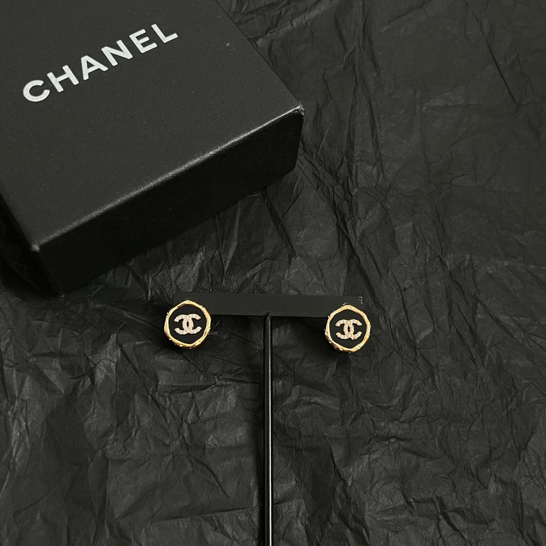 Chanel vintage earrings: These vintage Chanel earrings are beautiful, exquisite, and elegant, a wonderful gift for you or your loved one. We offer consoiled shipping for all goods to our domestic and international customers a