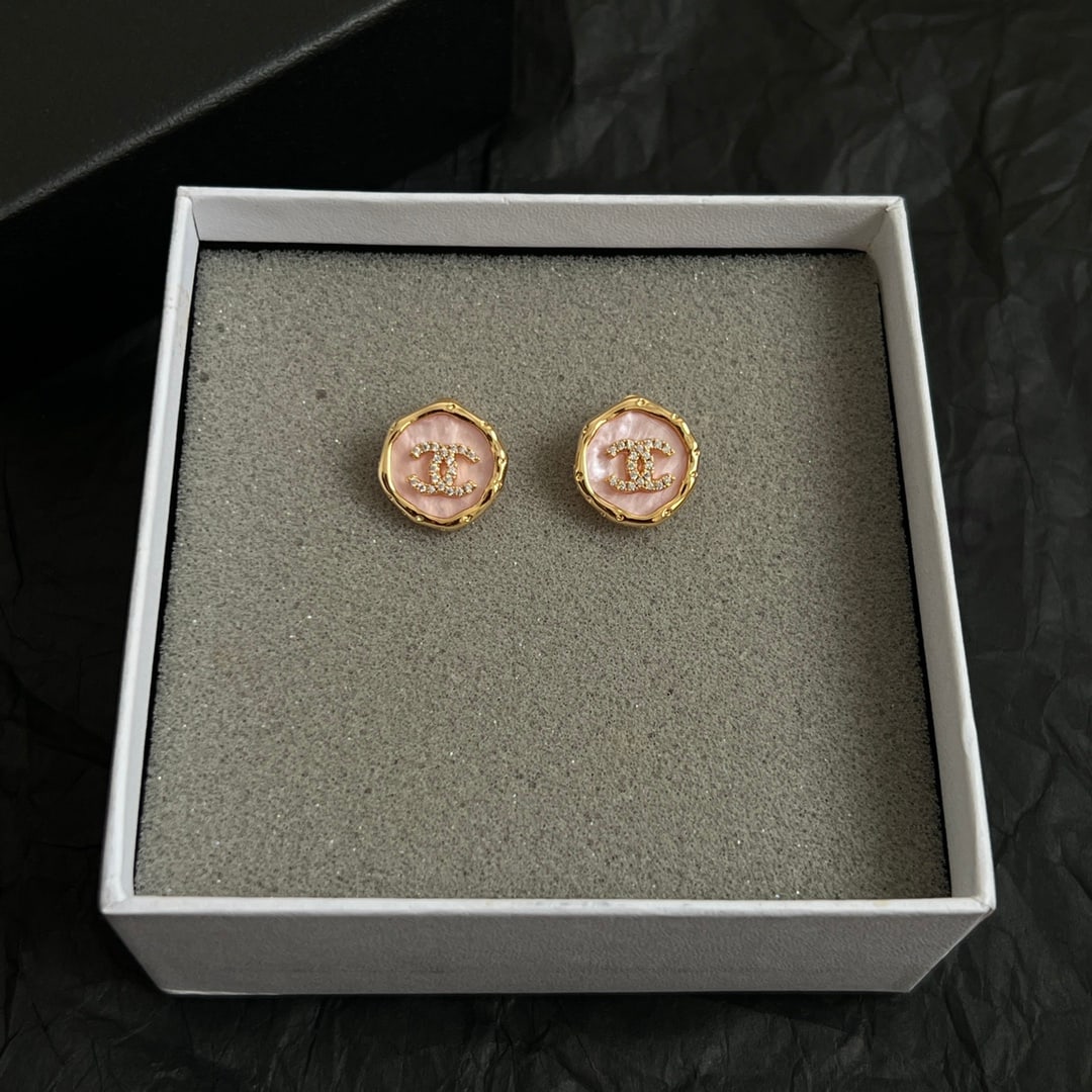 Chanel vintage earrings: These vintage Chanel earrings are beautiful, exquisite, and elegant, a wonderful gift for you or your loved one. We offer consoiled shipping for all goods to our domestic and international customers a