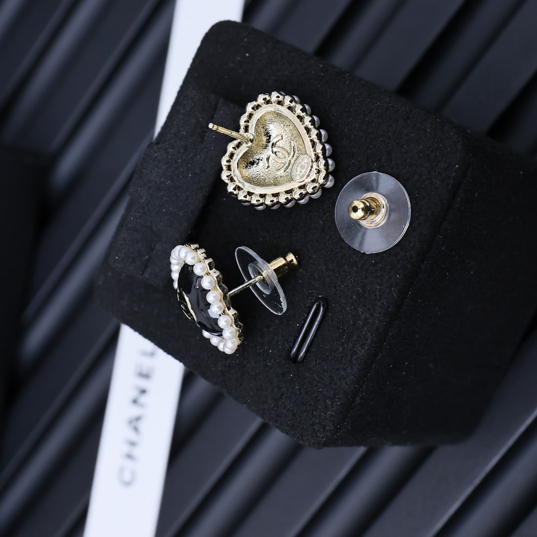 Chanel 26 Early Spring Heart Pearl Earrings: Chanel 2026 Early Spring Heart Pearl Stud Earrings; Chanel Black Heart Stud Earrings; Vintage Feel, Versatile Everyday Item; Wonderful gift for you or your loved one. We offer consoiled shipment for a