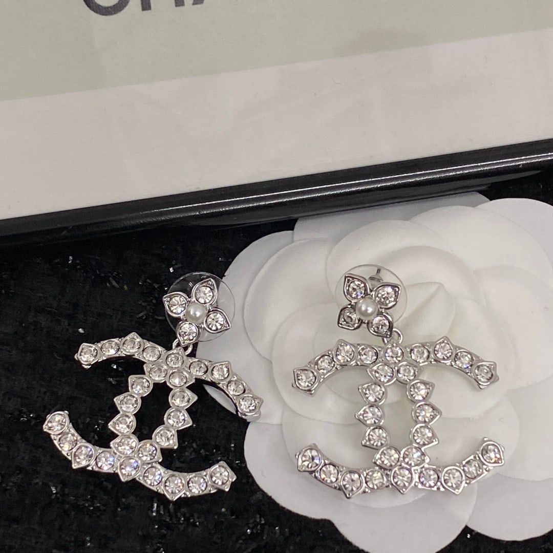 Earrings: High-end quality earrings, exquisite and delicate craftsmanship, incredibly beautiful and ethereal. A wonderful gift for you or your loved one. We offer consoiled shipping for all goods to our domesti