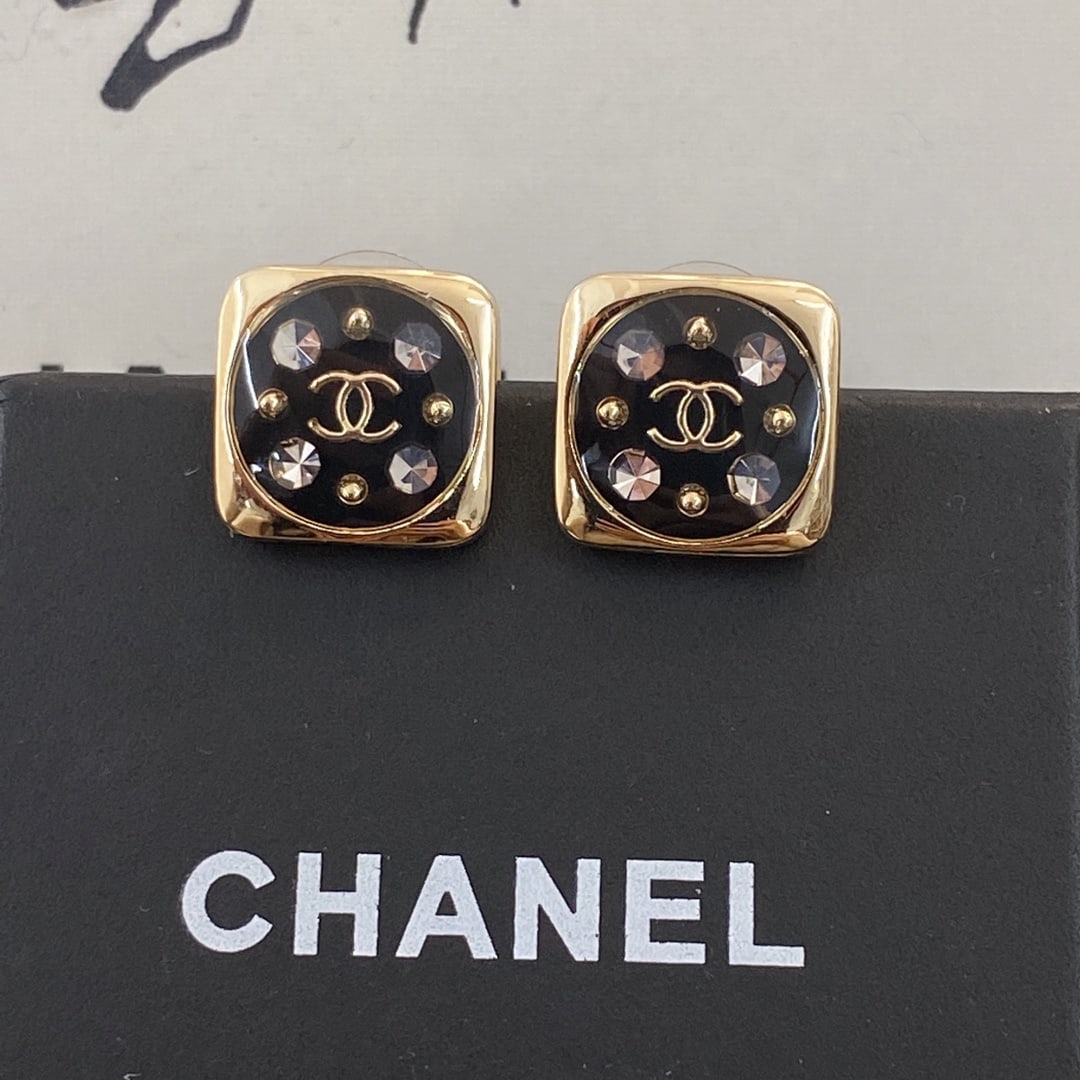 Earrings: High-end quality earrings, exquisite and delicate craftsmanship, incredibly beautiful and ethereal. A wonderful gift for you or your loved one. We offer consoiled shipping for all goods to our domesti