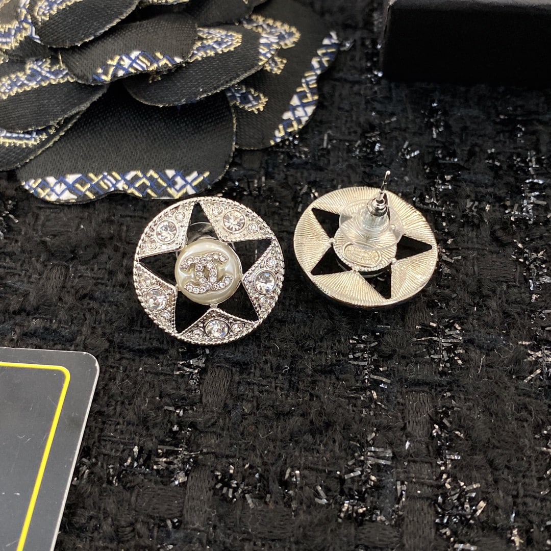 Earrings: High-end quality earrings, exquisite and delicate craftsmanship, incredibly beautiful and ethereal. A wonderful gift for you or your loved one. We offer consoiled shipping for all goods to our domesti