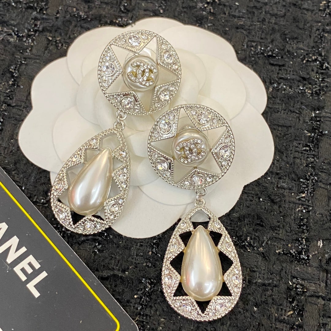 Earrings: High-end quality earrings, exquisite and delicate craftsmanship, incredibly beautiful and ethereal. A wonderful gift for you or your loved one. We offer consoiled shipping for all goods to our domesti