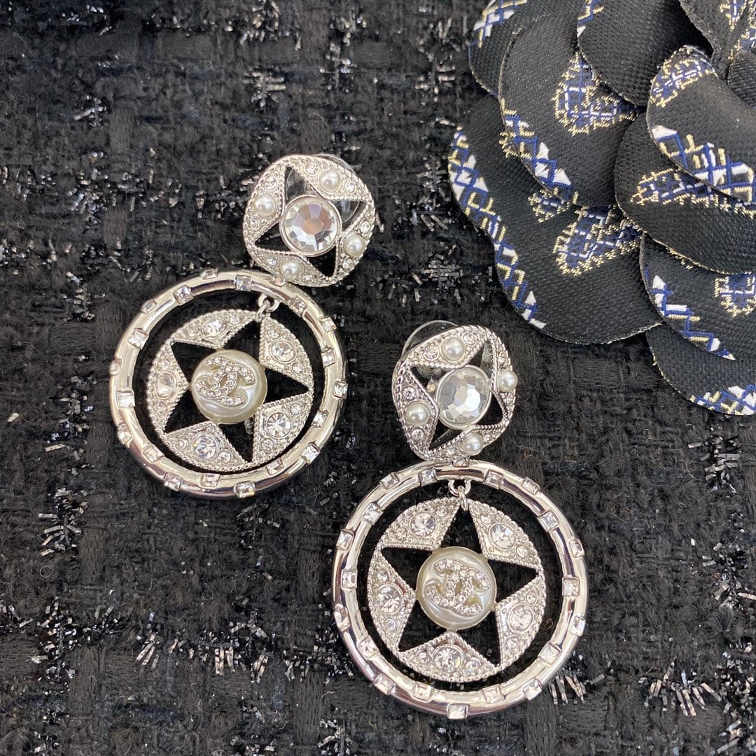 Earrings: High-end quality earrings, exquisite and delicate craftsmanship, incredibly beautiful and ethereal. A wonderful gift for you or your loved one. We offer consoiled shipping for all goods to our domesti
