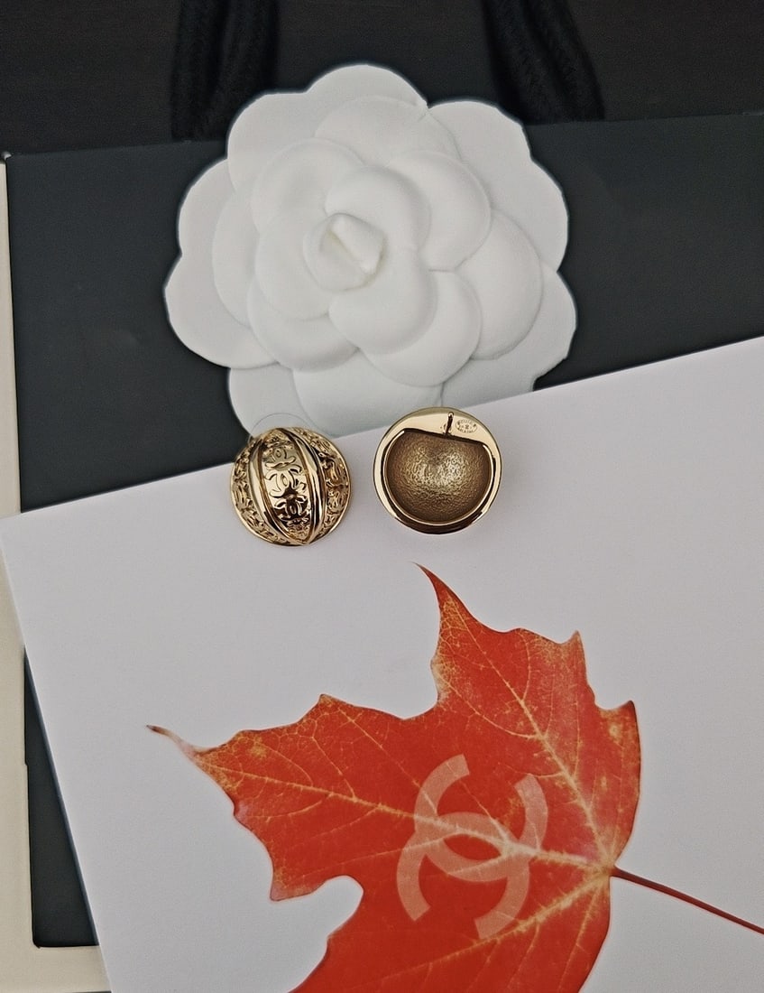 Chanel round walnut pattern earrings: Chanel round walnut pattern earringsWonderful gift for you or your loved one.We offer consoilidated shipment for all goods to our domestic and international customers at affordable prices.Currencies i
