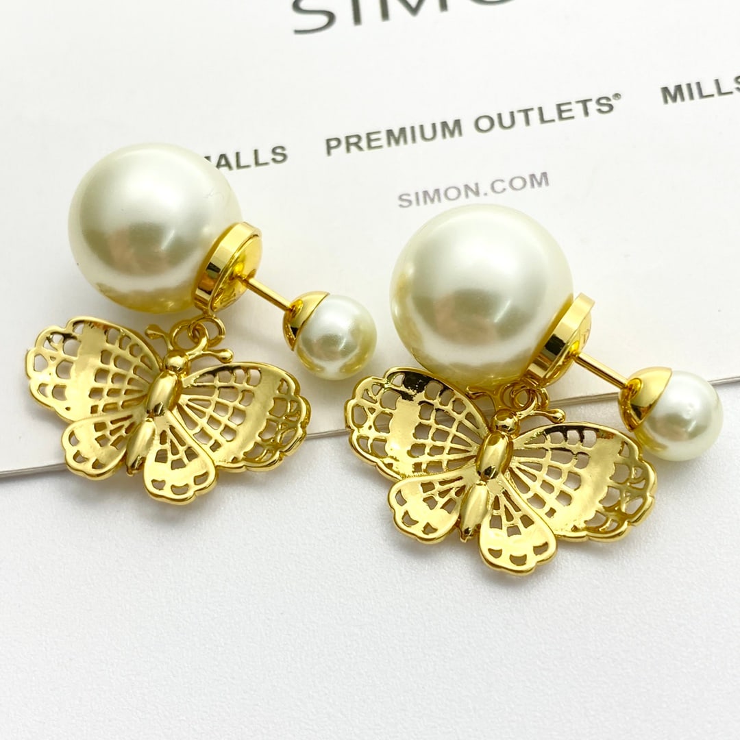 Dior openwork bow double pearl earrings: Dior earrings: Dior openwork bow double pearl earrings. The cloisonne butterfly is delicate and graceful, hanging lifelike on the ear. The round double pearl design perfectly highlights a woman's nobl