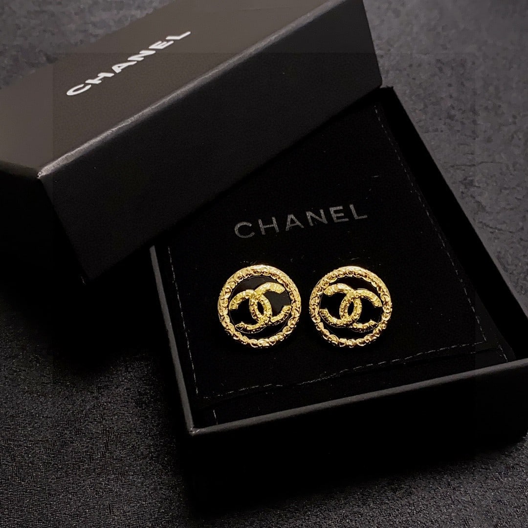 Chanel vintage black double C stud earrings: These vintage black Chanel double C earrings are incredibly versatile and stylish, perfect for everyday wear. They flatter the face shape and exude elegance and sophistication. Chanel earrings are exq