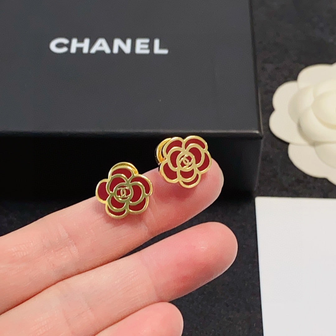 Chanel Red Camellia Double C: Chanel red camellia double C earrings are incredibly versatile and stylish, perfect for everyday wear. They flatter the face shape and exude elegance and sophistication. Chanel earrings are exquisitel