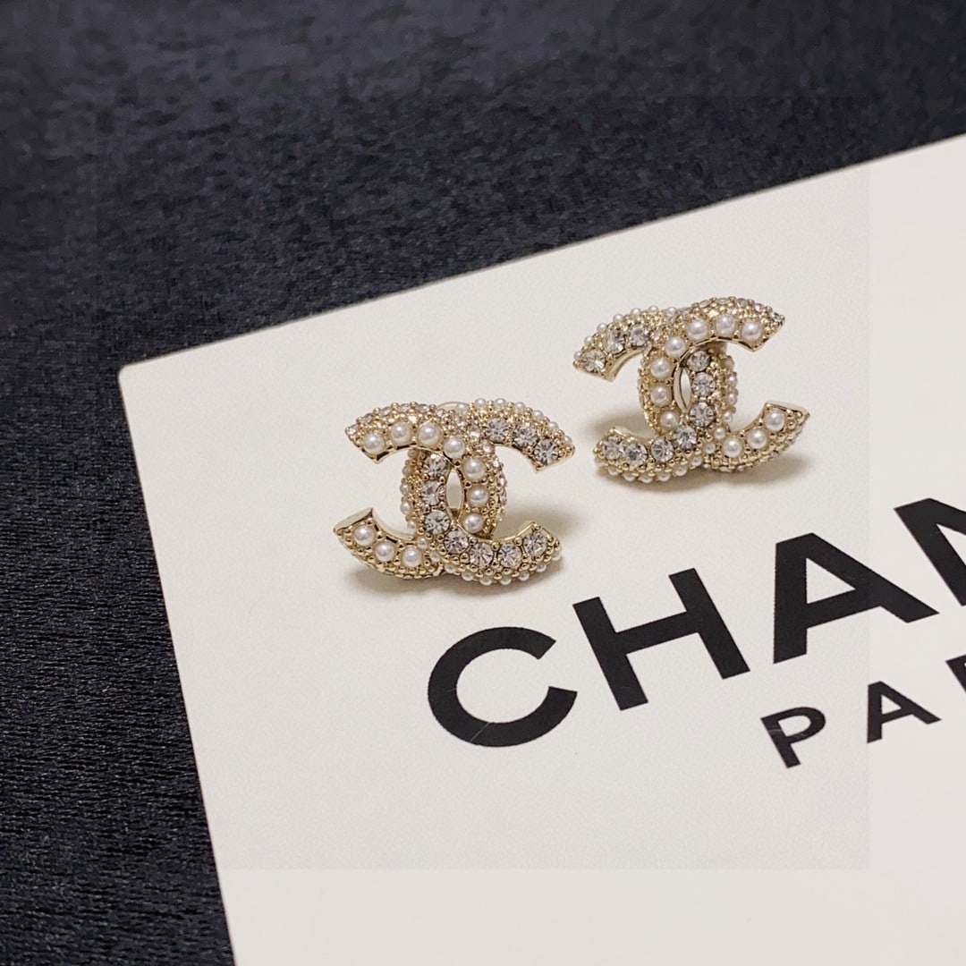 Chanel's stylish and unique double C earrings adorned with pearls and diamonds.: Chanel's stylish and unique pearl and diamond-encrusted double-C stud earrings are elegant and sophisticated, with a design that flatters the face shape. They exude youthful energy, and the beautiful 