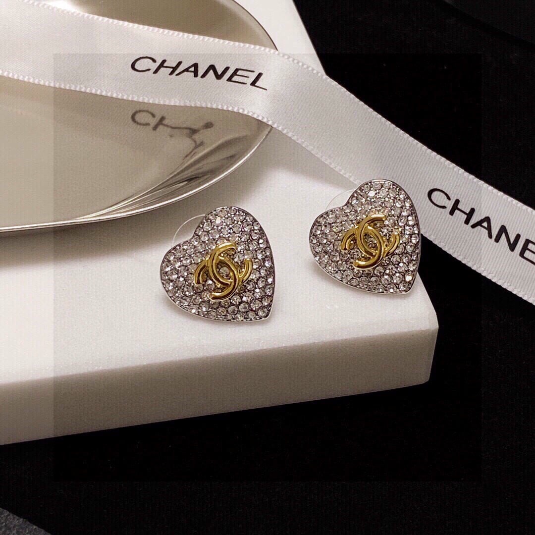 Chanel: Chanel sparkling diamond-encrusted heart-shaped earrings a must-have for fashionistas. A wonderful gift for you or your loved one. We offer consoiled shipping for all goods to our domestic and interna