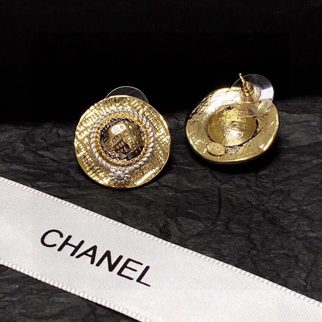 Chanel earrings: Chanel earrings are a must-buy item, incredibly beautiful, instantly transforming you into a cool and sweet girl. They're extremely versatile and have a high wear rate. A wonderful gift for you or you