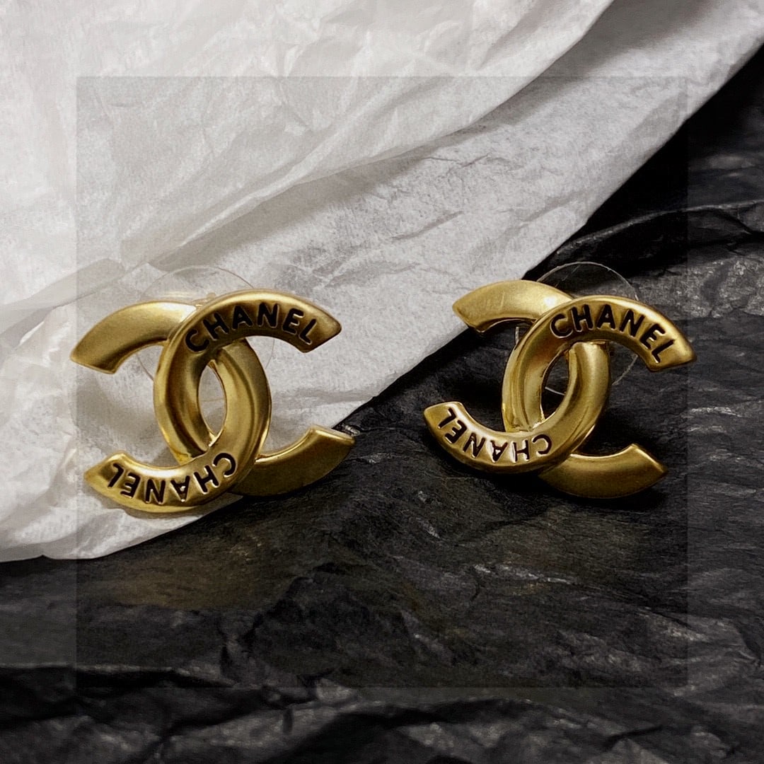 Chanel vintage double C stud earrings: These vintage Chanel double C stud earrings are incredibly beautiful, exquisite, and elegant, exuding sophistication. A wonderful gift for you or your loved one. We offer consoiled shipping for all go