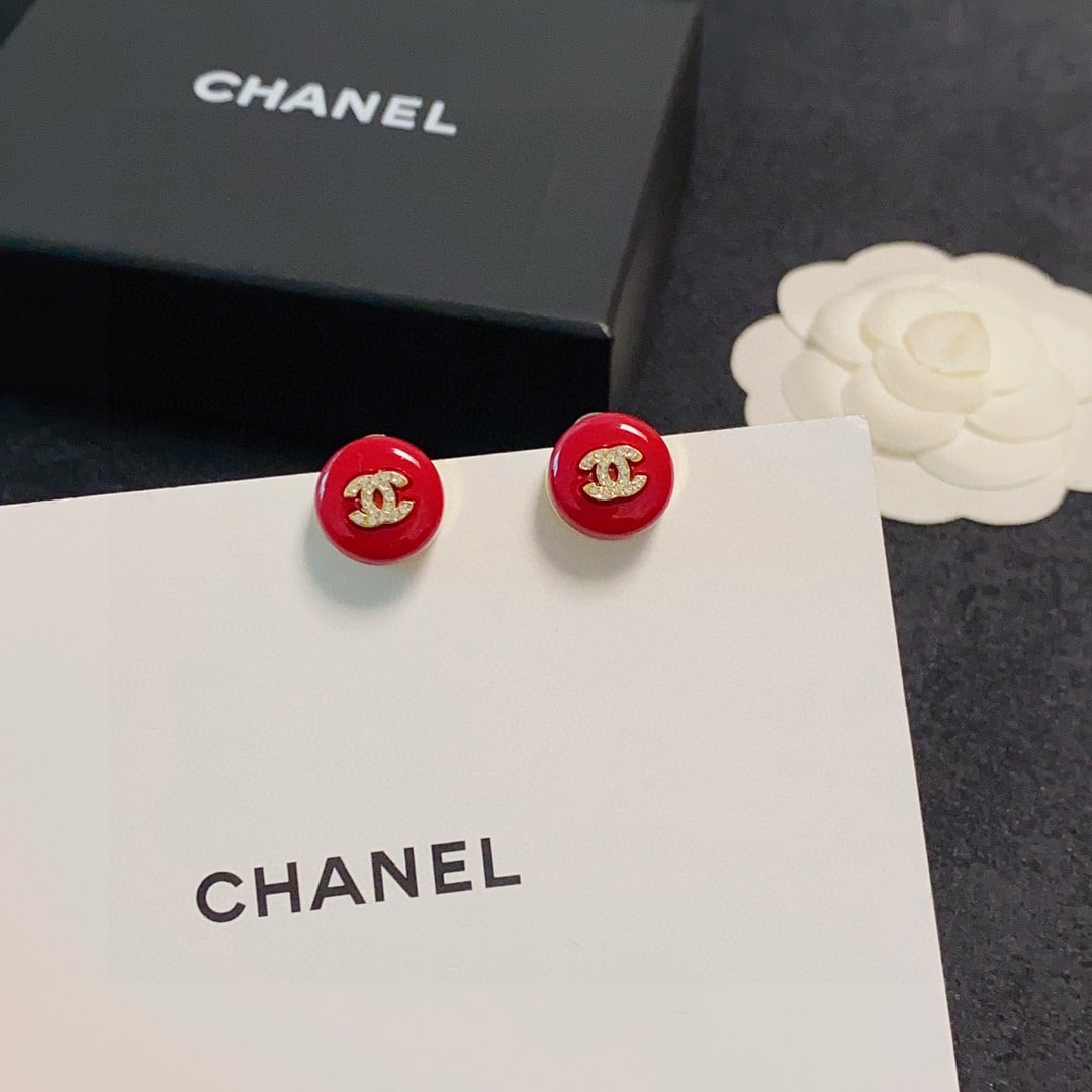Chanel red festive diamond stud earrings: Chanel red festive diamond-encrusted stud earrings are perfect for any celebratory occasion and are a year-round essential. A wonderful gift for you or your loved one. We offer consoiled shipment for 