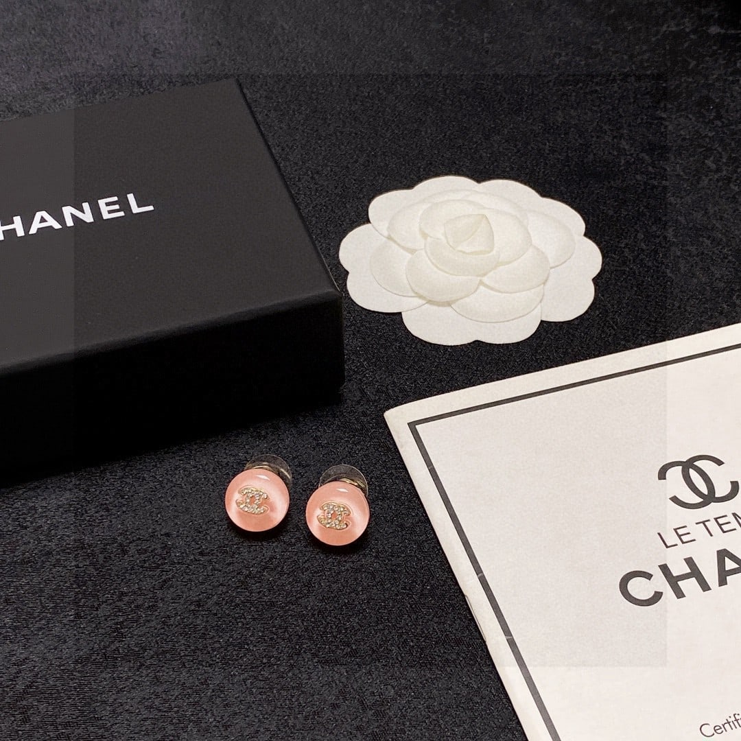 Chanel minimalist summer jelly-colored light pink diamond stud earrings with the double C logo.: Chanel Double C minimalist summer jelly light pink diamond stud earrings. These earrings are truly beautiful. The design is simple, but the effect when worn is stunning. A wonderful gift for you or yo