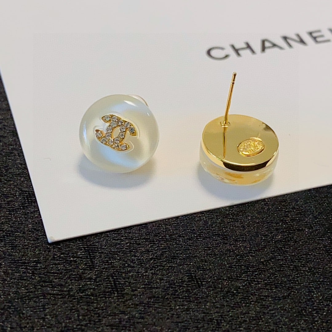Chanel minimalist summer-style off-white diamond-encrusted stud earrings with the double C logo.: Chanel double C minimalist summer white diamond-encrusted stud earrings. These earrings are truly beautiful. The design is simple, but the effect when worn is stunning. A wonderful gift for you or you