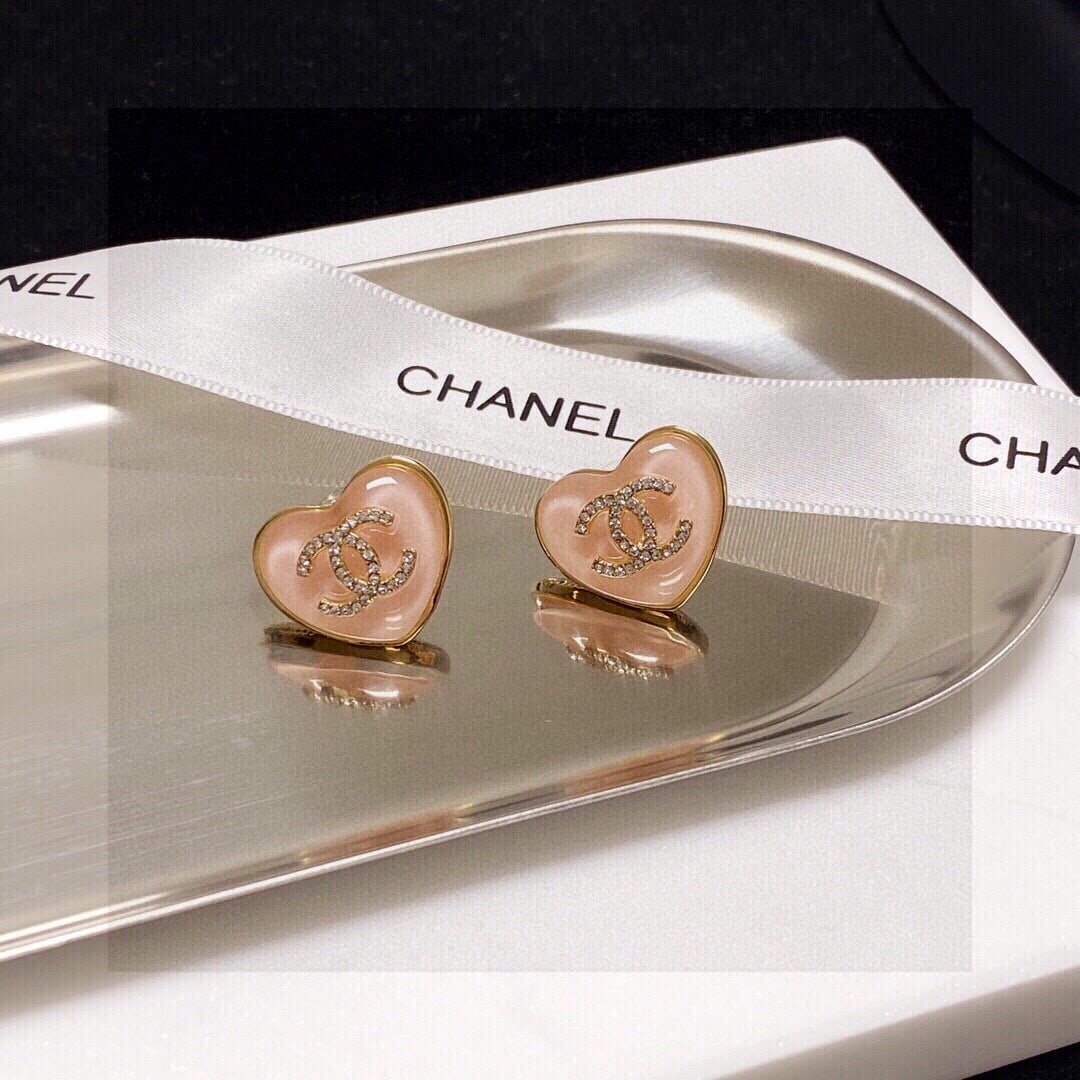 Chanel classic pink heart double C stud earrings: Chanel's classic pink heart-shaped double C earrings are incredibly versatile and stylish, perfect for everyday wear. They flatter the face shape and exude elegance and sophistication. Chanel earrings