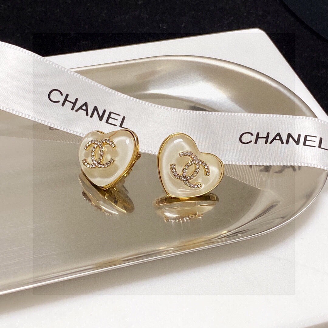 Chanel classic heart-shaped double C stud earrings: Chanel's classic heart-shaped double C earrings are incredibly versatile and stylish, perfect for everyday wear. They flatter the face shape and exude elegance and sophistication. Chanel earrings are 