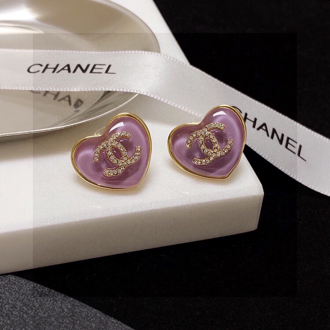 Chanel classic purple heart-shaped double C stud earrings: Chanel's classic purple heart-shaped double C earrings are incredibly versatile and stylish, perfect for everyday wear. They flatter the face, exude sophistication and elegance. Chanel earrings are ex