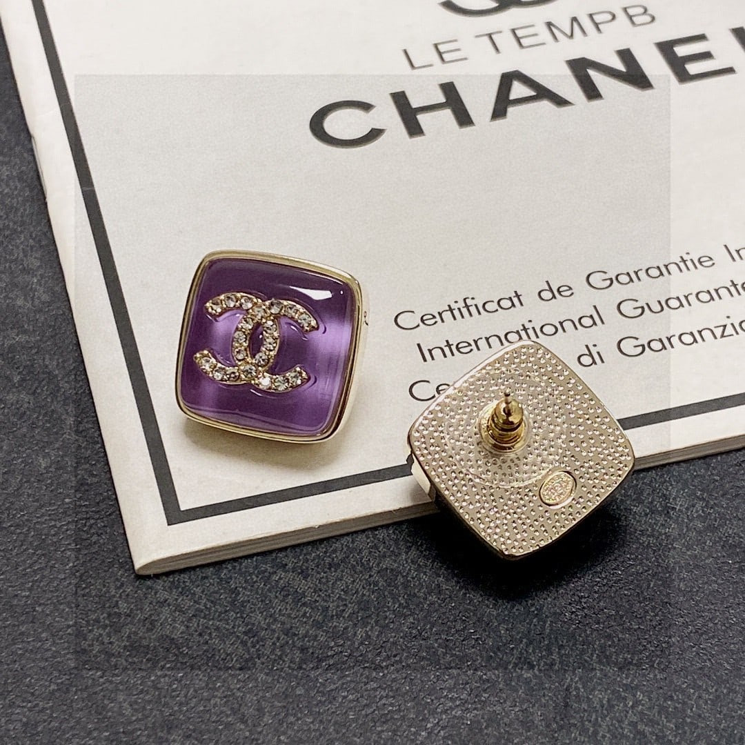 Chanel double C logo diamond-encrusted purple stud earrings: Chanel double C diamond-encrusted purple stud earrings. A wonderful gift for you or your loved one. We offer consoiled shipment for all goods to our domestic and international customers at affordable 