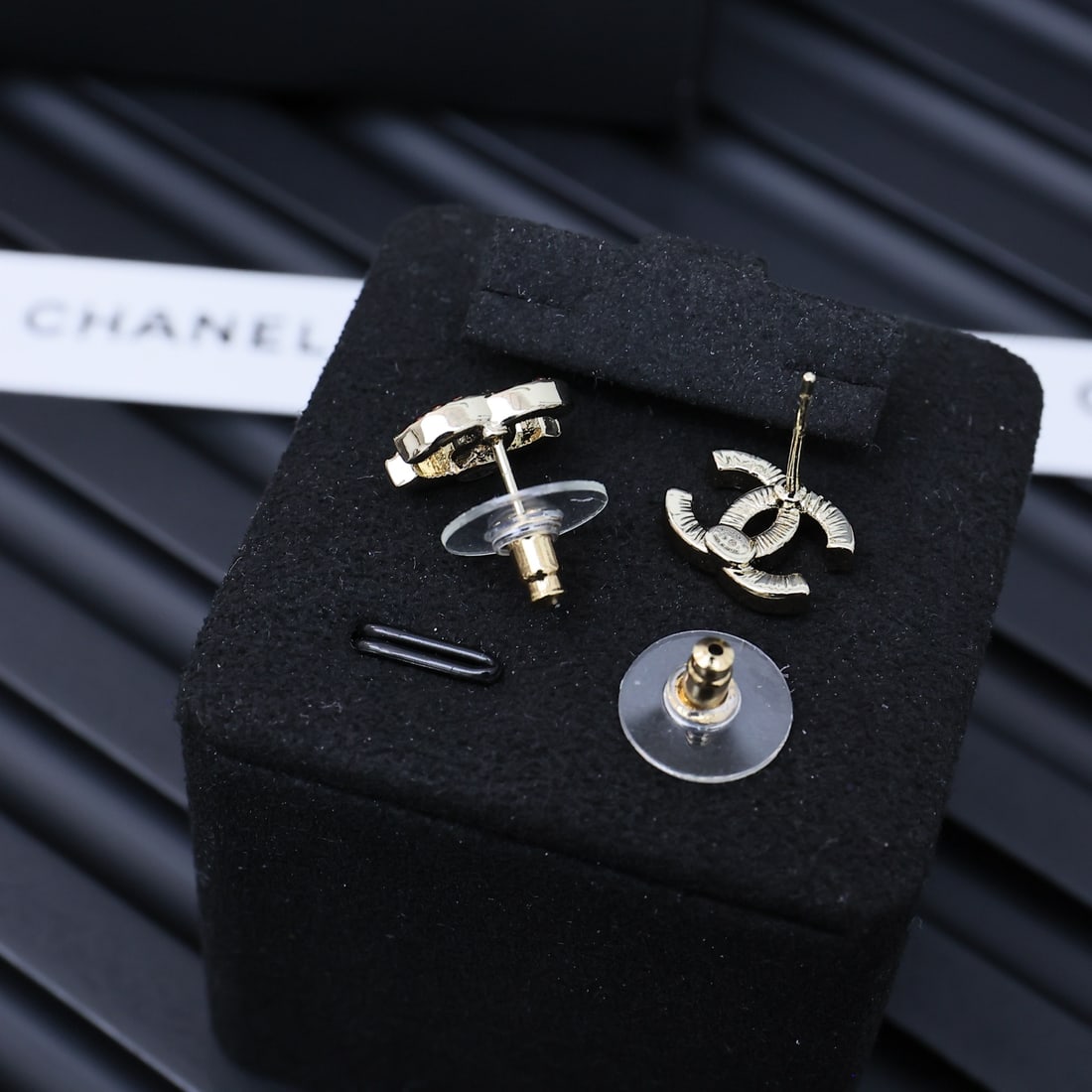 Chanel classic burgundy double C stud earrings: Chanel's classic burgundy double-C earrings, along with camellia leather chain elements, are also featured in the jewelry, with innovative designs that retain the brand's characteristics while showcas