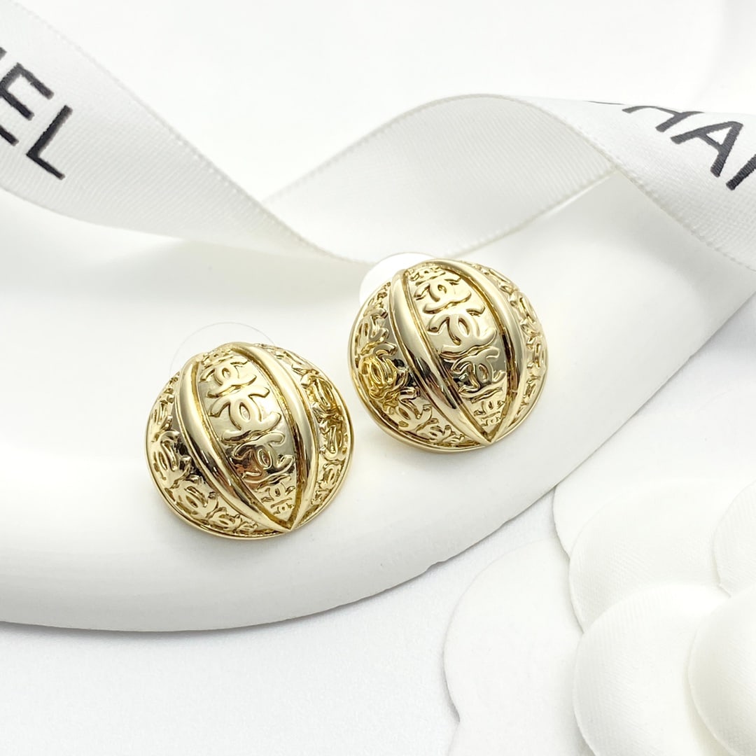 Chanel vintage metal double C hemispherical stud earrings: Chanel vintage metal double C hemispherical stud earrings have a strong metallic feel and a retro color. The hollow hemispherical design is full of detail and texture. The round shape is very flatteri