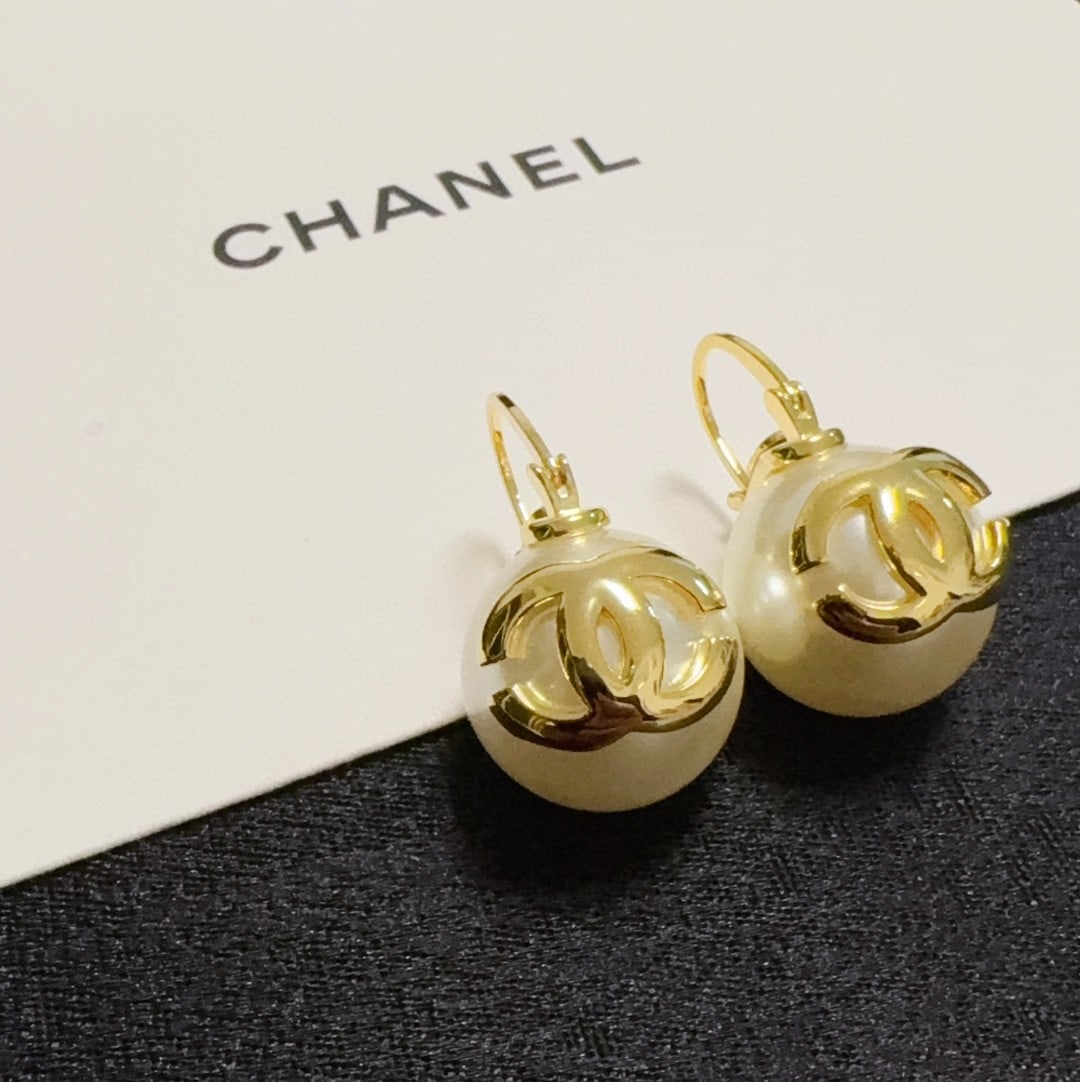 Chanel double C logo pearl stud earrings and hooks: Chanel double C pearl stud earrings, simple, versatile, hypoallergenic, and look great with any outfit. A wonderful gift for you or your loved one. We offer consoiled shipment for all goods to our dom