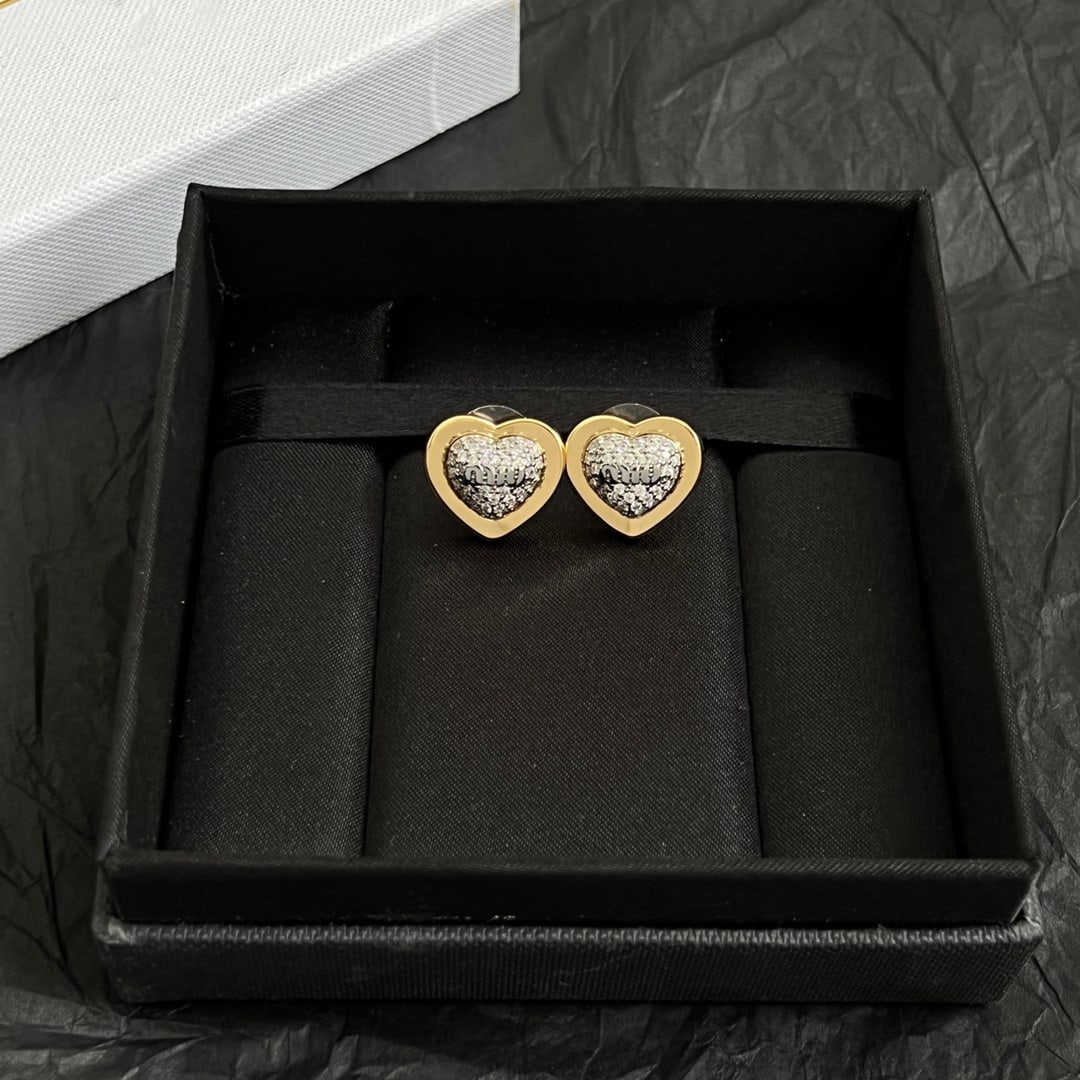 Miu Miu Zircon Earrings: Miu Miu cubic zirconia earrings feature a sophisticated design where the lettering and diamonds are perfectly combined. The brilliance of the diamonds and the delicate luster of the pearls are captiva