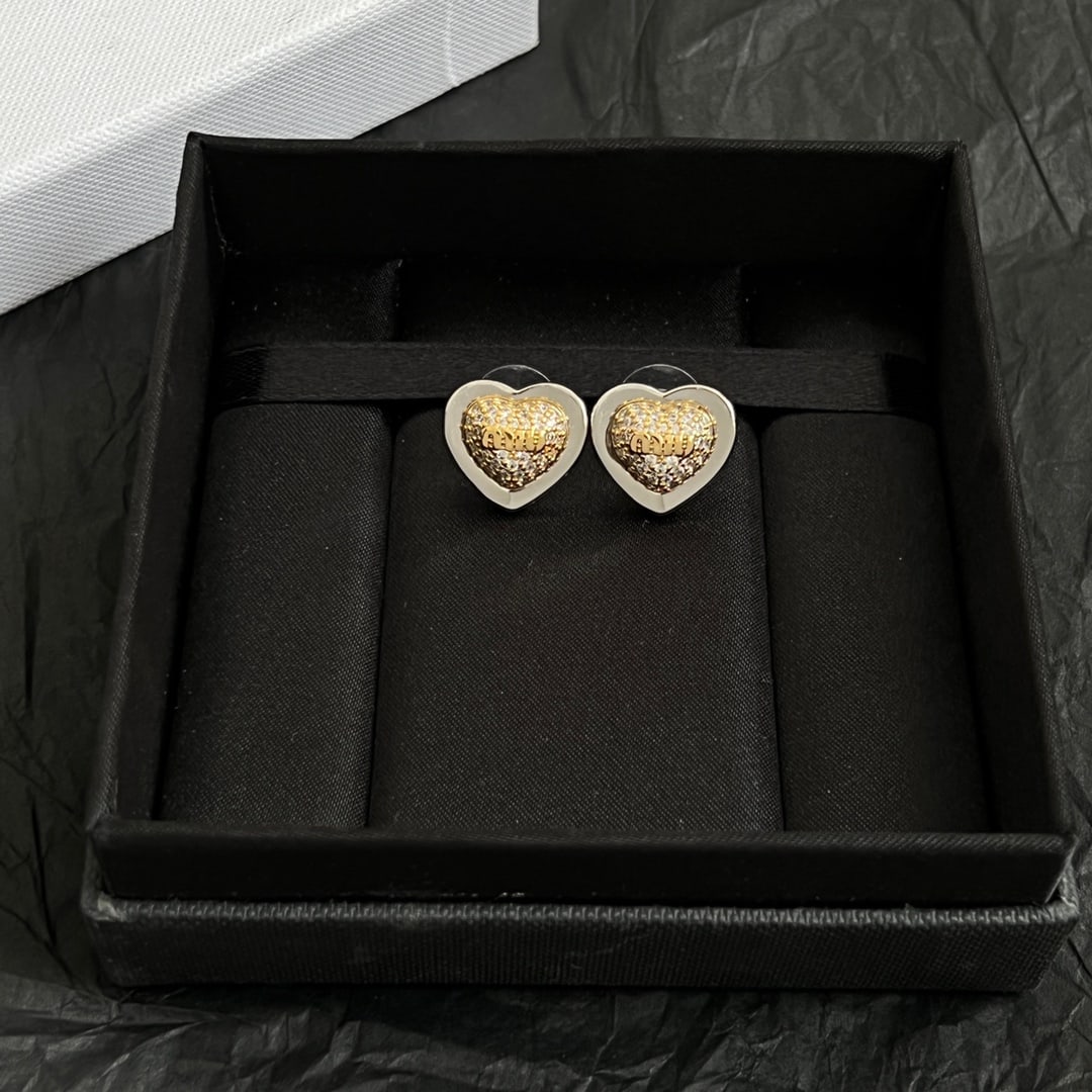Miu Miu Zircon Earrings: Miu Miu cubic zirconia earrings feature a sophisticated design where the lettering and diamonds are perfectly combined. The brilliance of the diamonds and the delicate luster of the pearls are captiva