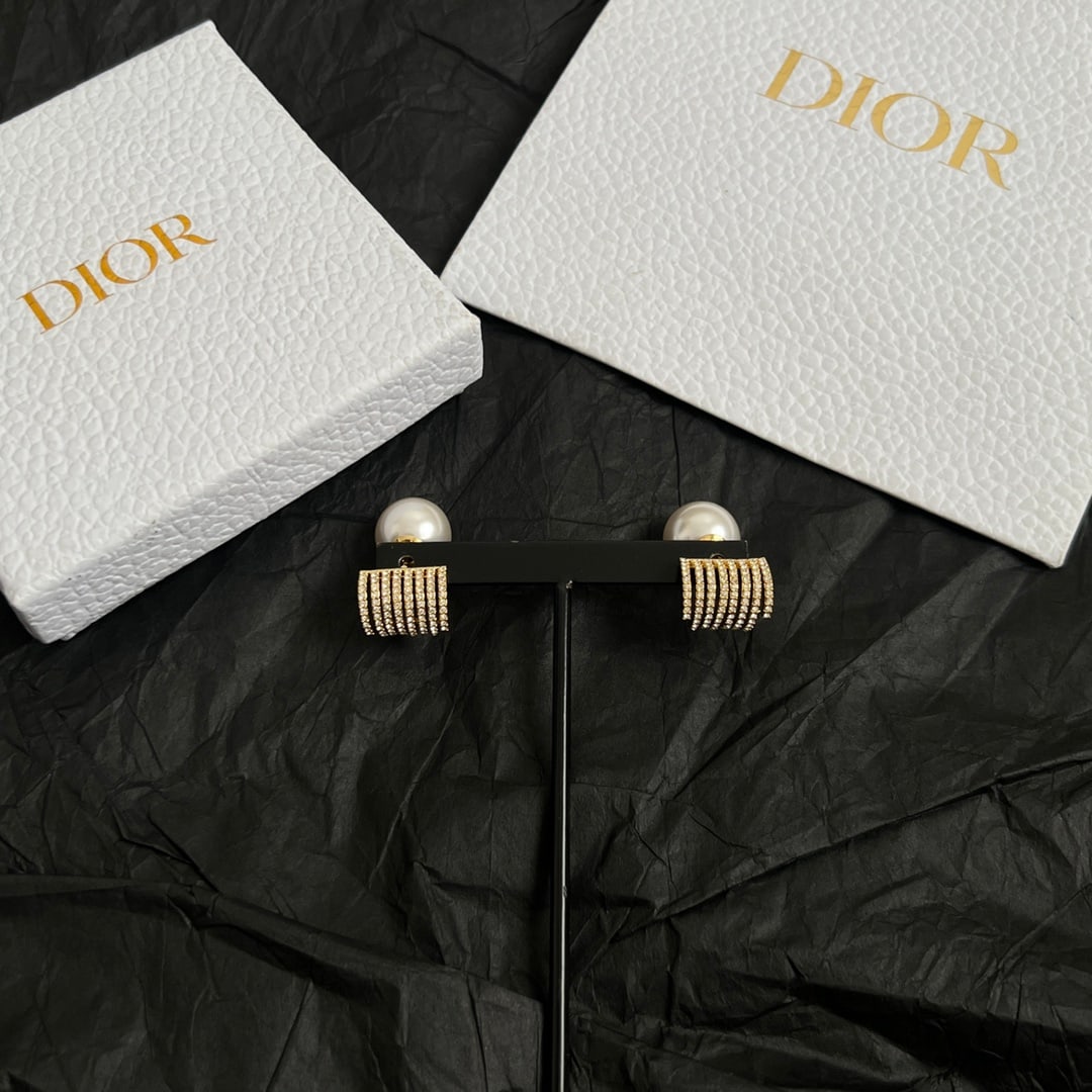 Dior earrings: Dior earrings are sweet and elegant. Wonderful gift for you or your loved one. We offer consoilidated shipment for all goods to our domestic and international customers at affordable prices. Currencie