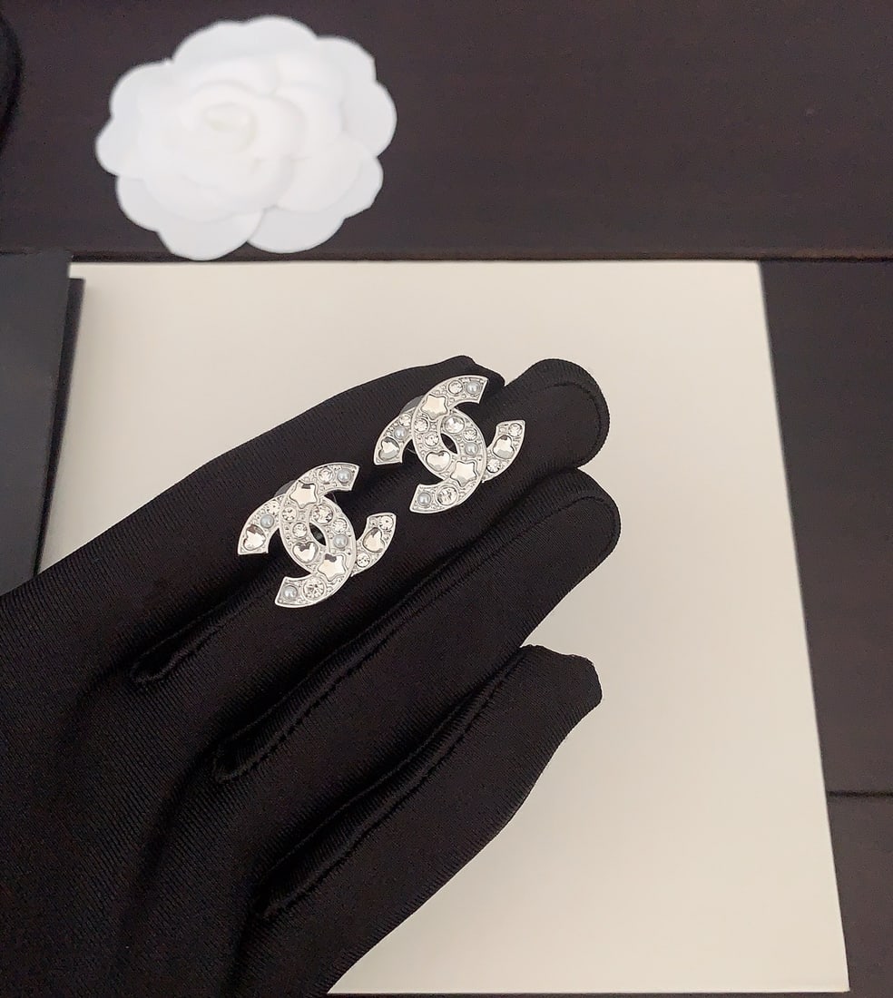 Chanel platinum CC earrings: Chanel white gold cc earringsWonderful gift for you or your loved one.We offer consoilidated shipment for all goods to our domestic and international customers at affordable prices.Currencies includin