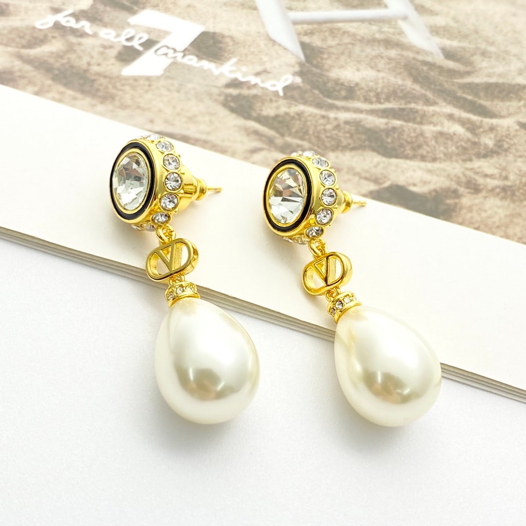 Valentino Diamond Pendant Teardrop Pearl Earrings: Valentino stud earrings, Valentino diamond pendant, teardrop pearl earrings. SWAROVSKI's large, full, and sparkling diamonds paired with teardrop pearls exude a vintage and elegant charm. Whether for 