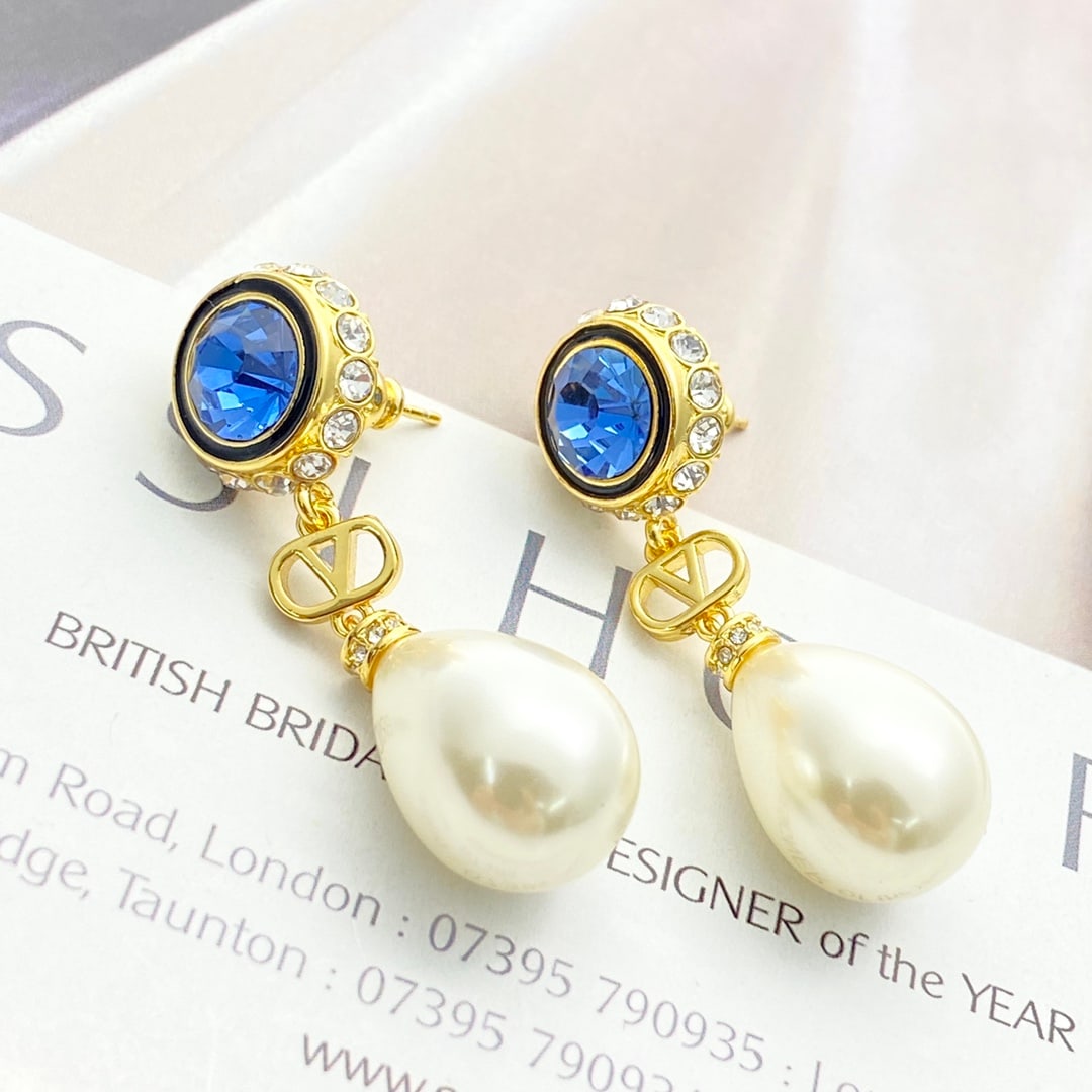 Valentino Blue Diamond Pendant Teardrop Pearl Earrings: Valentino blue diamond pendant earrings, featuring large, full blue diamonds reminiscent of the Heart of the Ocean, paired with teardrop pearls for a vintage and elegant look. Perfect for formal occas