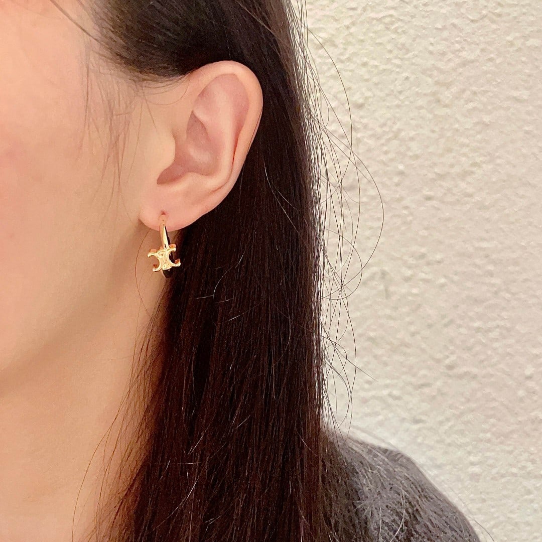Celine earrings: Celine earrings have always been a benchmark in minimalist fashion. Their bold designs are timeless and versatile, making them a stylish and wonderful gift for you or your loved one. We offer consoile