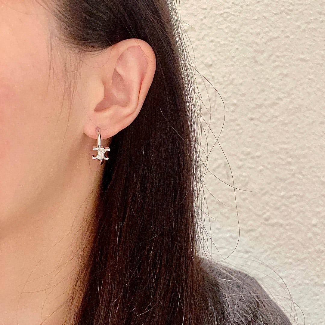 Celine earrings: Celine earrings have always been a benchmark in minimalist fashion. Their bold designs are timeless and versatile, making them a stylish and wonderful gift for you or your loved one. We offer consoile