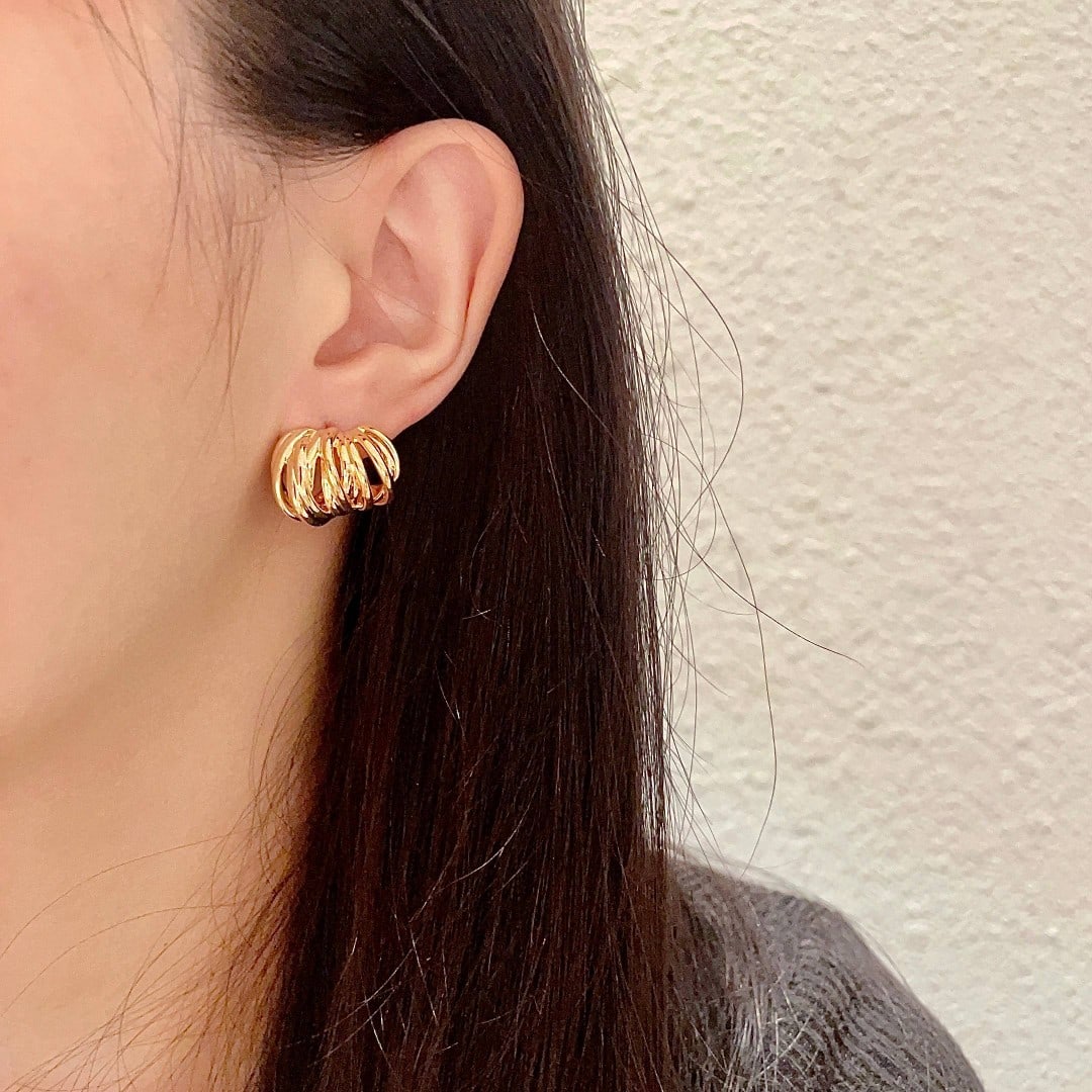 Celine earrings: Celine earrings have always been a benchmark in minimalist fashion. Their bold designs are timeless and versatile, making them a stylish and wonderful gift for you or your loved one. We offer consoile