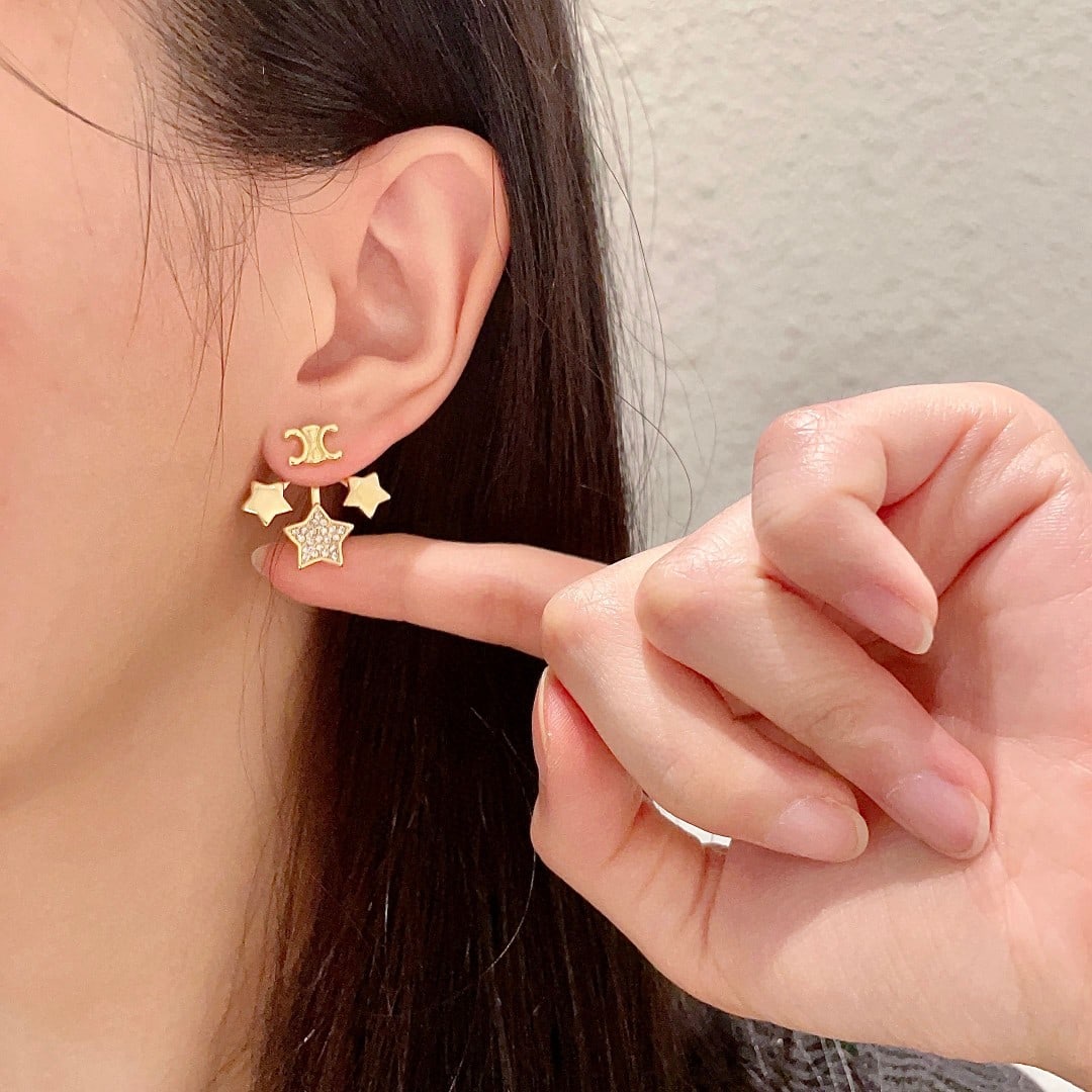 Celine earrings: Celine earrings have always been a benchmark in minimalist fashion. Their bold designs are timeless and versatile, making them a stylish and wonderful gift for you or your loved one. We offer consoile