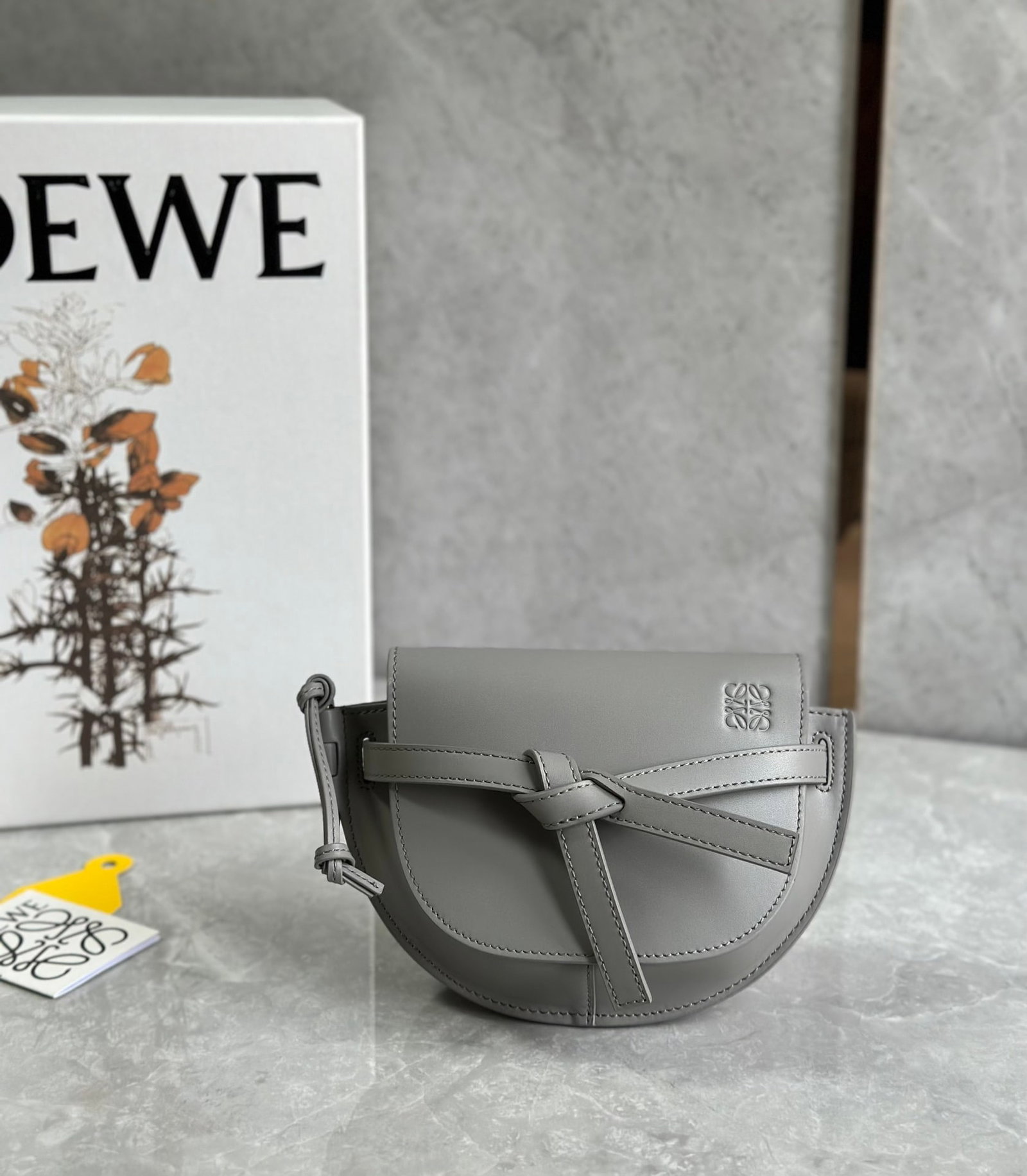 LOEWE: The LOEWE logo wide shoulder strap is detachable and adjustable, made of embroidered cowhide. It looks elegant when worn as a shoulder bag and has ample capacity. Size: 21x12.5x9cm. A wonderful gift f