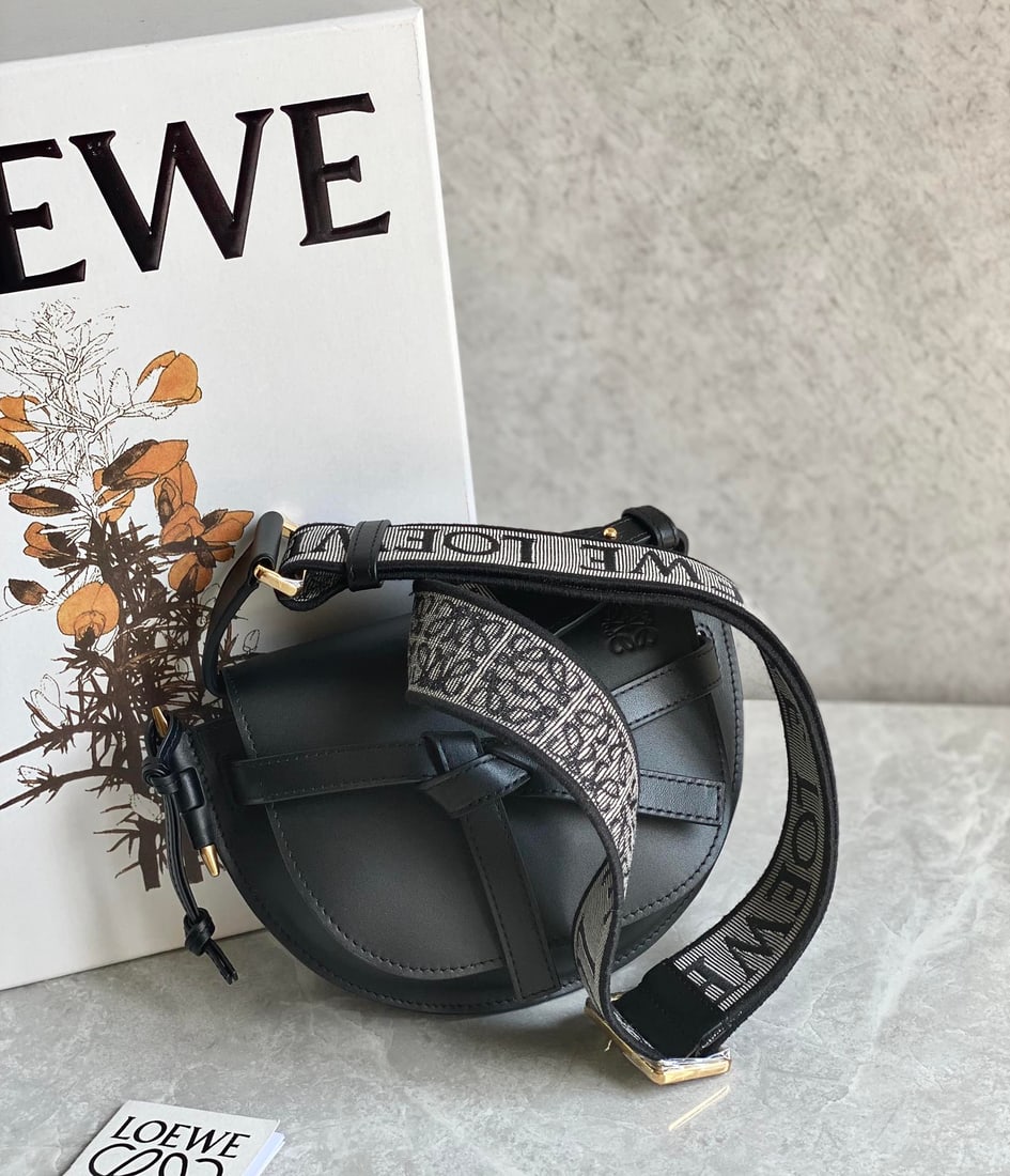 LOEWE: The LOEWE logo wide shoulder strap is detachable and adjustable, made of embroidered cowhide. It looks elegant when worn as a shoulder bag and has ample capacity. Size: 21x12.5x9cm. A wonderful gift f