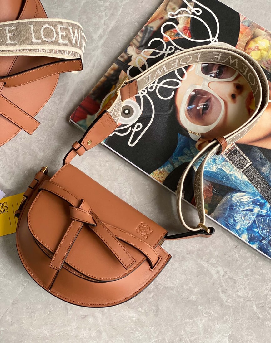 LOEWE: The LOEWE logo wide shoulder strap is detachable and adjustable, made of embroidered cowhide. It looks elegant when worn as a shoulder bag and has ample capacity. Size: 21x12.5x9cm. A wonderful gift f